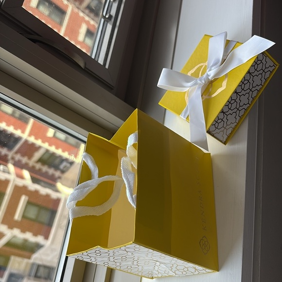 Small Kendra Scott‎ Gift Bag and Box - Picture 2 of 8